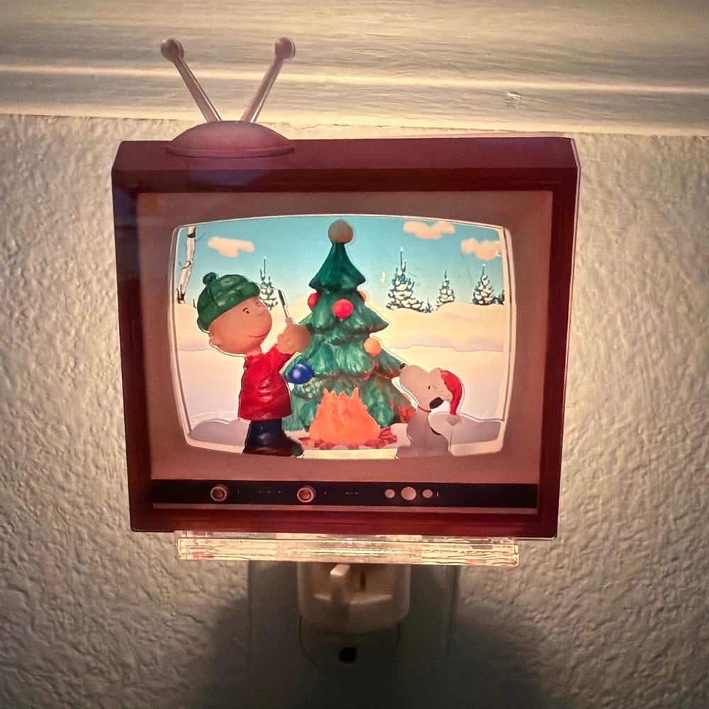 Peanuts Christmas Charlie Brown Snoopy Retro TV Night Light 2020 PNTS Working